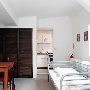 Sleep Cheap , Berlino Germania